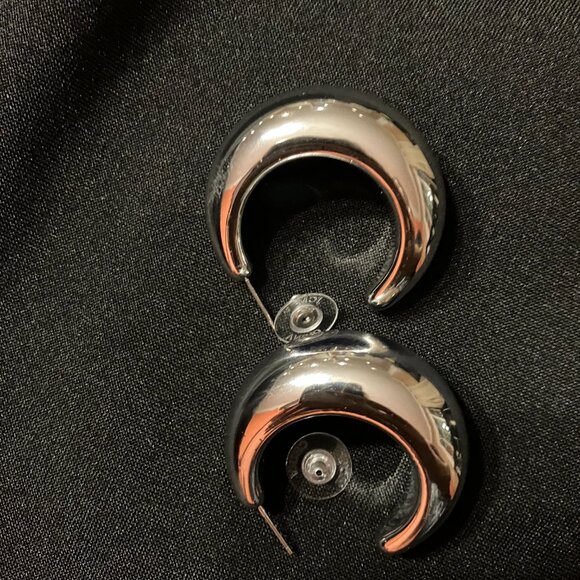 Jessica Simpson Chunky Silver Hoop Earrings Featuring a Distinctive Oval Design - Picture 4 of 4